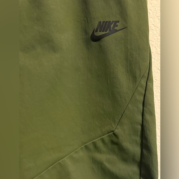 Nike men’s medium tech woven commuter pants - olive green - Picture 2 of 6
